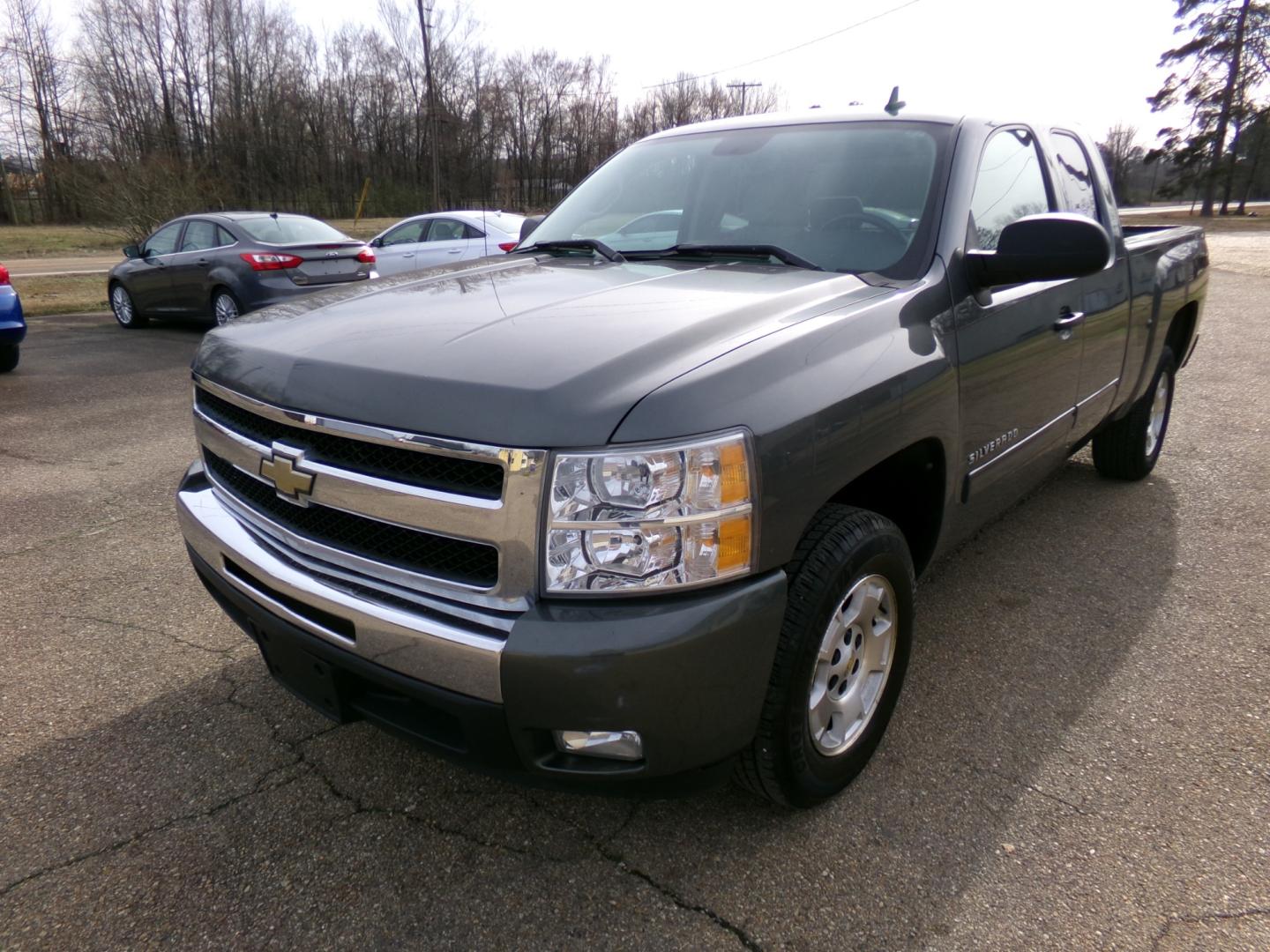 2011 Evolution Blue Metallic /Gray Chevrolet Silverado 1500 LT Ext. Cab 2WD (1GCRCSE02BZ) with an 5.3L V8 OHV 16V FFV engine, 4-Speed Automatic transmission, located at 401 First NE, Bearden, AR, 71720, (870) 687-3414, 33.726528, -92.611519 - Photo#0